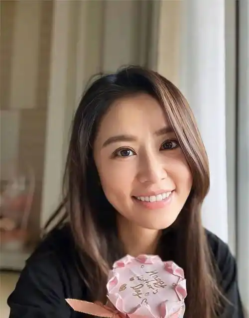 林心如晒自拍庆祝母亲节手拿花束甜蜜微笑超幸福