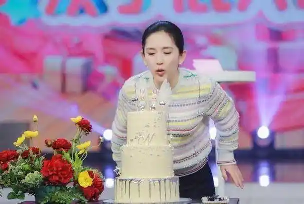 谢娜生完孩子回归快乐大本营,景甜体重100多斤,哭着说自己不矮