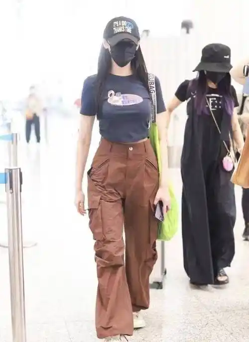 张天爱让我惊讶了,穿露脐装把她的身材塑造得太精致了,一尺六的腰太