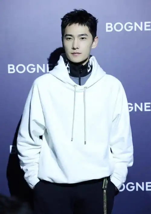 杨洋今日活动生图#站在人群中的杨洋真的好亮眼啊,白色卫衣,搭配深色