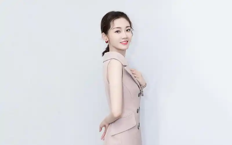 苗苗粉色甜美写真桌面壁纸