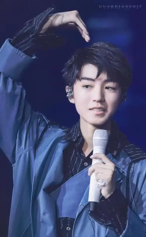 240208 蓝莓蛋糕日,追光少年王俊凯的温暖庆生会!