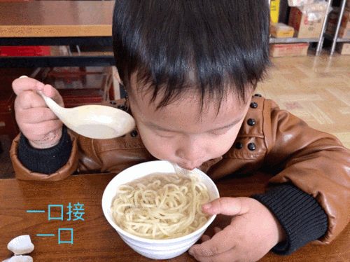 【有吃货的故事】瞧瞧这娃的吃面表情秀,太萌了!