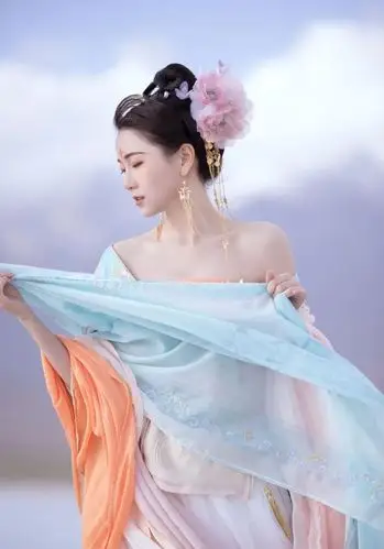 穿汉服的姑娘又美又灵气像瑶池的仙女