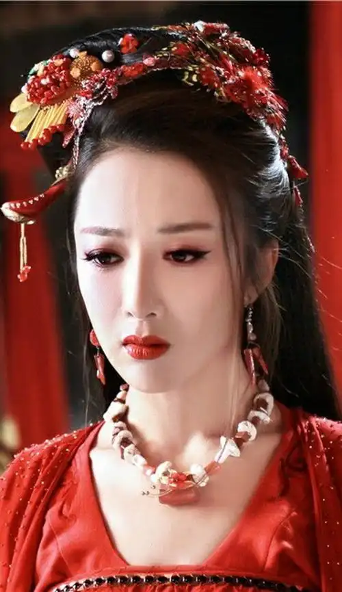 而对于李依晓大家肯定也不陌生了,在许多比较火的电视剧中都有她的