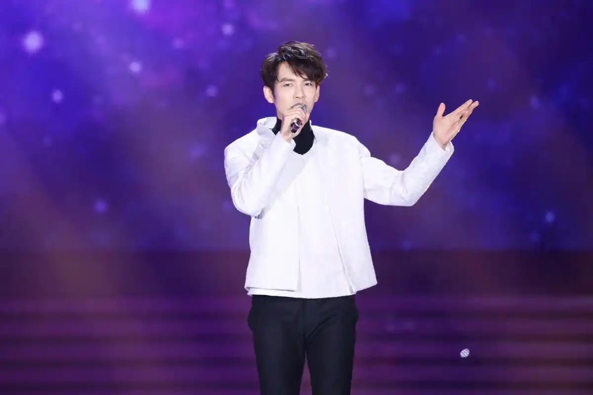 钟汉良参与录制全球华侨华人春晚,官方晒出独家帅照