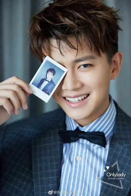 矜贵有型,利落的发型为整体look更添一份清爽,十分好看了～ @任嘉伦