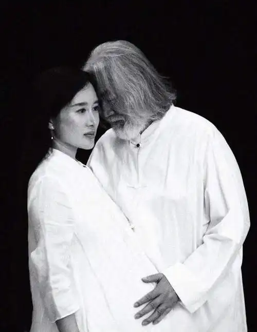 恭喜73岁张纪中再当爸42岁娇妻官宣怀3胎晒孕照小腹微凸