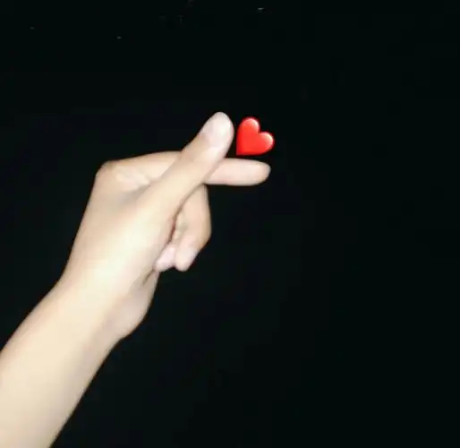 比心手势拍照教程