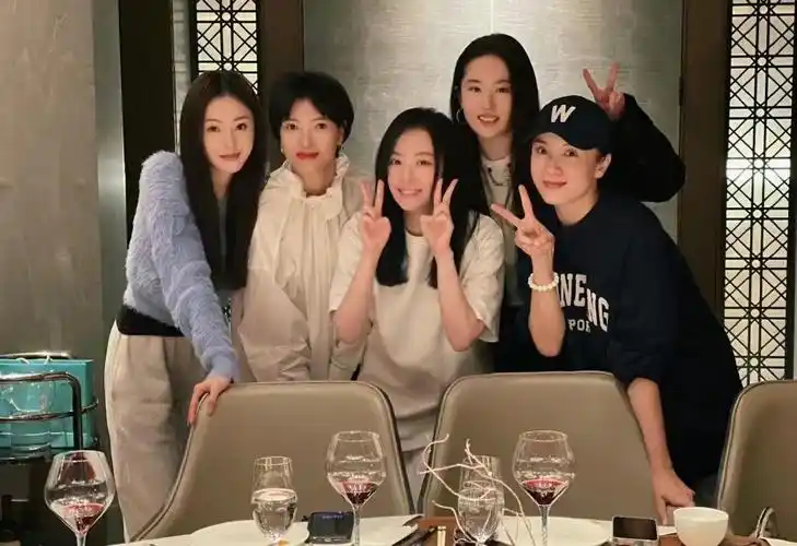 穿t恤被涂蛋糕,私底下也太可爱了|t恤|张靓颖|刘亦菲_新浪新闻