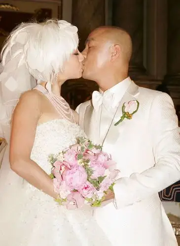 原创张卫健46岁妻子罕见露面有些衰老不过仍然漂亮老了也很文艺