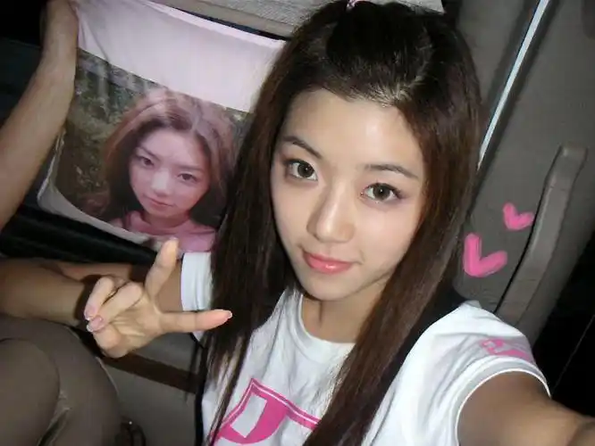 展开全部 朴寒星  这是她为杂志拍摄的一系列照片