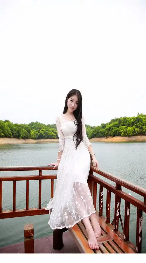 青春女神鲁思羽夏静夏日户外写真图片女人味十足