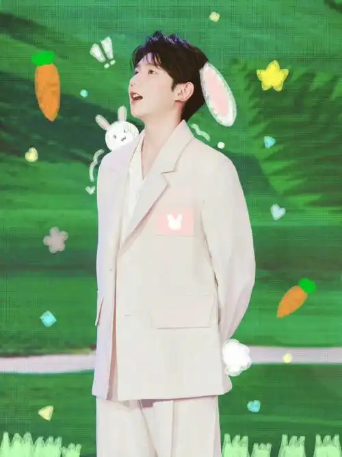 查收一只叫王源的可爱小兔子送来的开工随拍#王源晒兔耳帽开工随拍