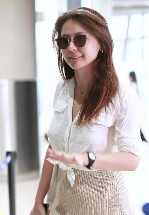 热依扎回应争议后现身机场穿针织裙气质温柔