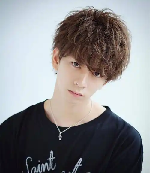 发型欣赏——2020时尚男士烫发