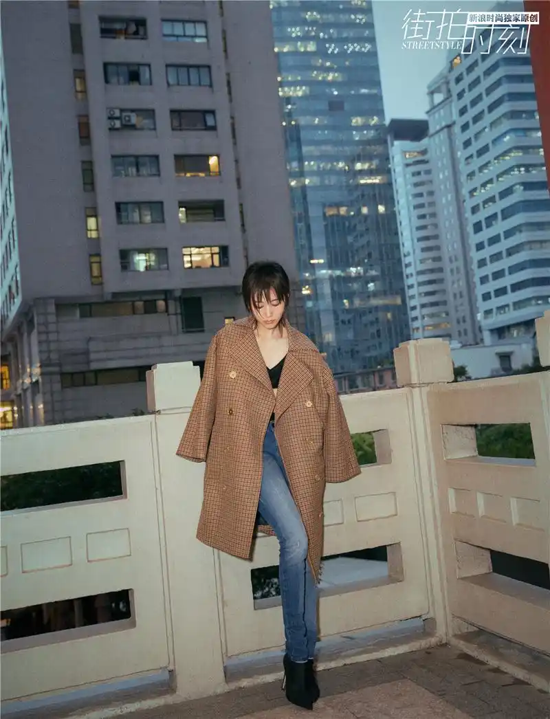 王子文用今年最时髦的格纹和丝绒两大元素给出了冬季穿搭的满分答卷