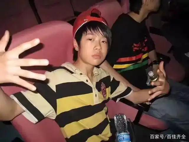 王一博小时候童照与现在的照片对比,变化有点大,各位粉丝们,你们尤舷