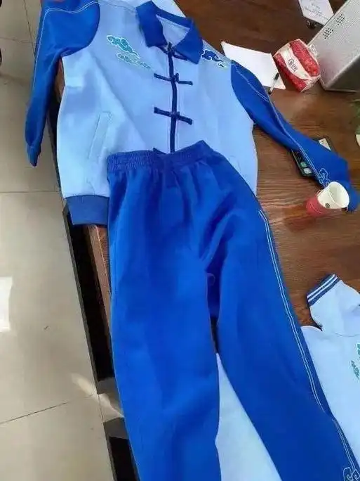 校服被质疑像寿衣,谁在帮"丑校服"清库存