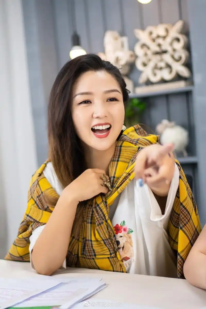 何洁开直播手戴戒指精美编发面带幸福笑容瘦身效果初现