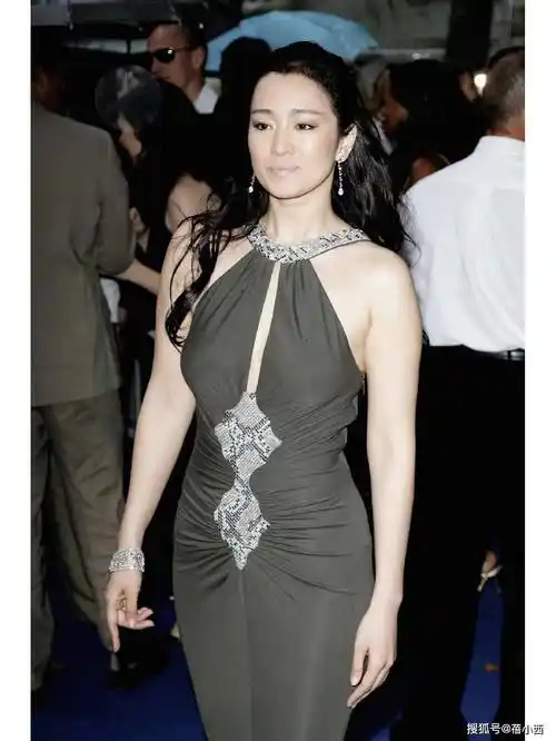 巩俐的这身性感的连衣裙穿搭,一身时髦的挂脖连衣裙展现出了她丰满的