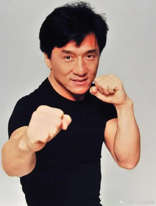 70岁成龙近照曝光,参加活动头发花白尽显老态,网友评论令人泪目