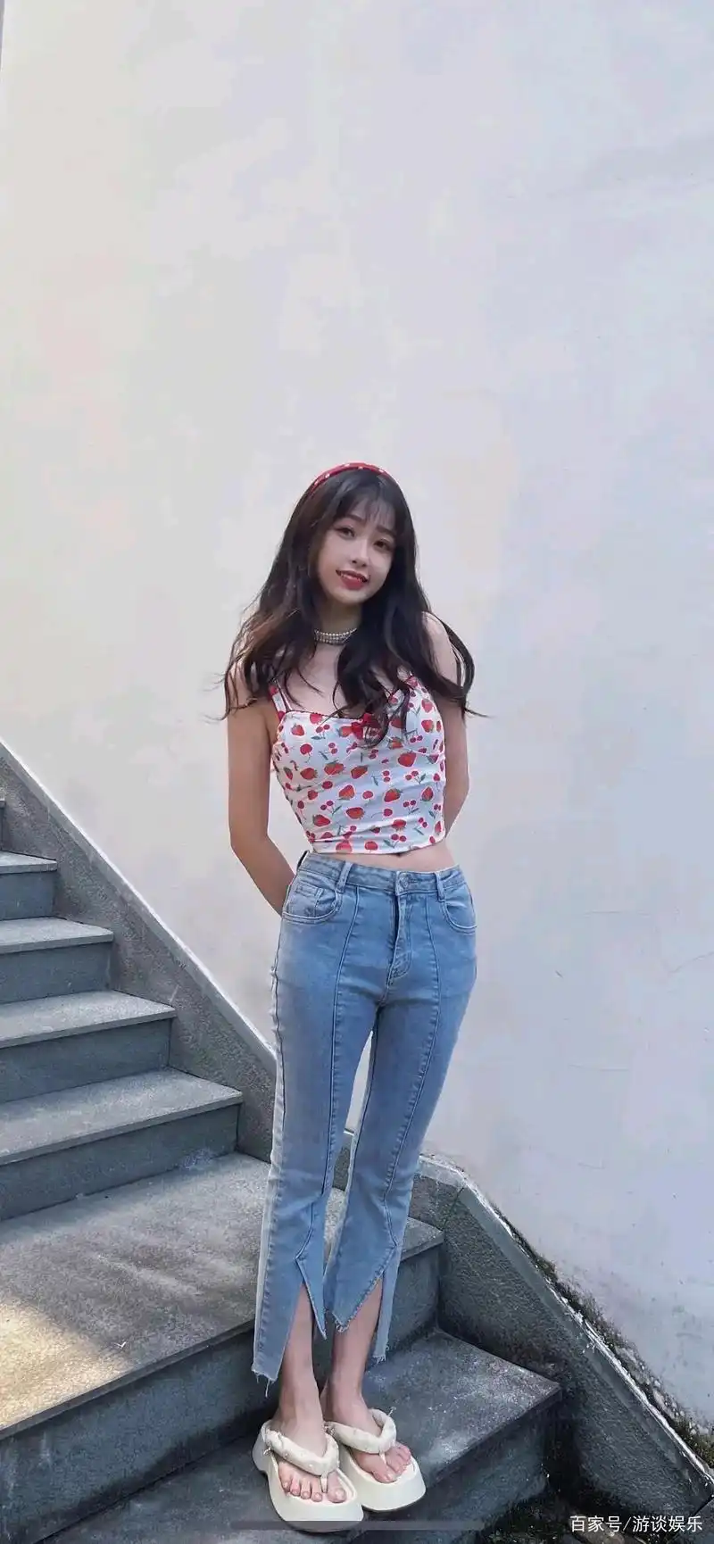 虞书欣草莓吊带衫搭配蓝色九分牛仔裤,甜美减龄好养眼