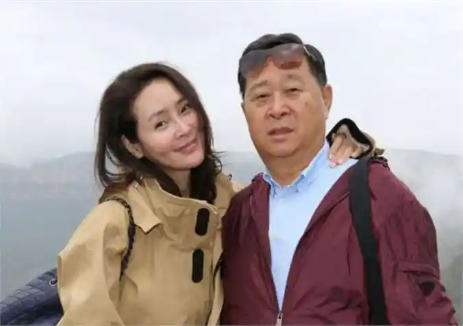 有种整容叫于明加结婚,老公胡俊变化不大,她跟变了一个人一样