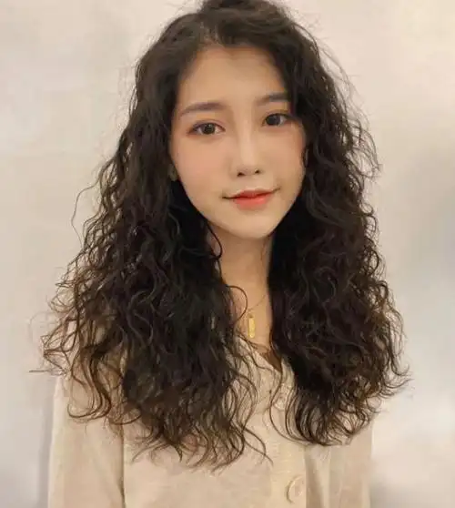 洋气减龄小卷烫发型推荐 瞬间拥有翻倍的发量与气质_女生烫发 - 美发