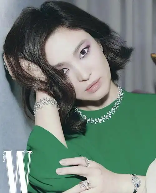 宋慧乔最新画报公开利落短发造型演绎多变女王尽显高贵冷艳感