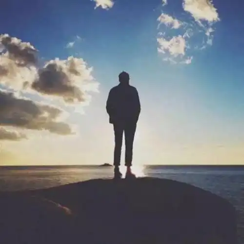 有哪些男士的背影图片可以当头像的?黑色的,冷酷的那种? - 知乎