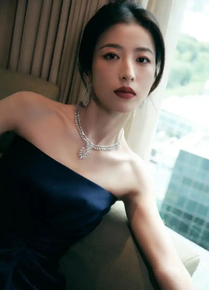 周雨彤# 一袭深蓝色抹胸束腰礼裙,尽显窈窕曼妙身姿与高贵优雅气质