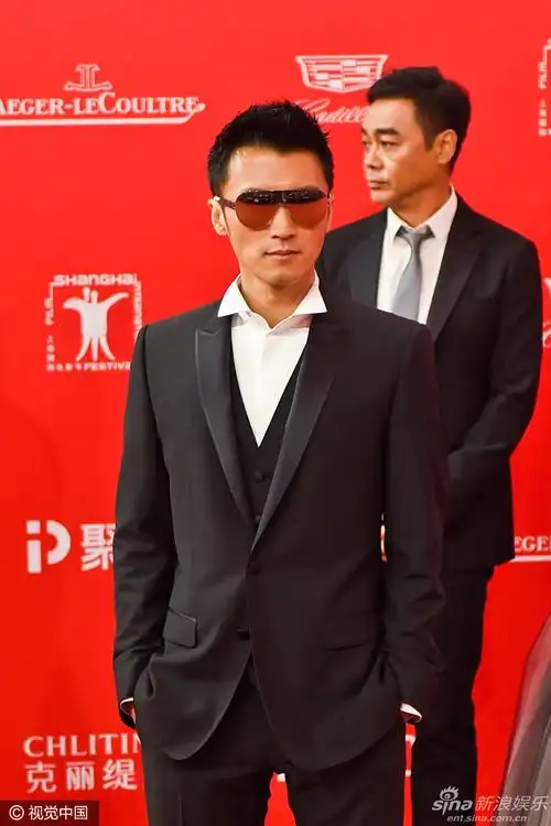 组图:佟丽娅露肩太美 让墨镜谢霆锋一秒破功_高清图集_新浪网