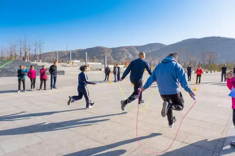 吕梁分行举办 "认真生活 快乐工作"户外健身趣味活动