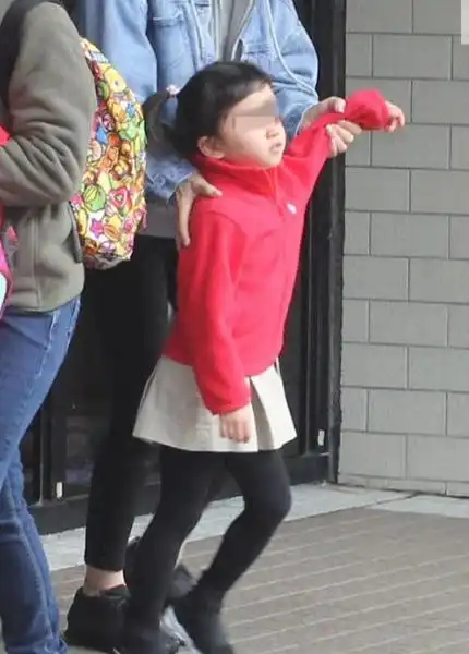 小糯米穿红衣可爱软萌,5岁到刘恺威腰间,这双腿真是遗传了杨幂