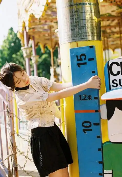 李兰迪六一双马尾印花衬衫造型