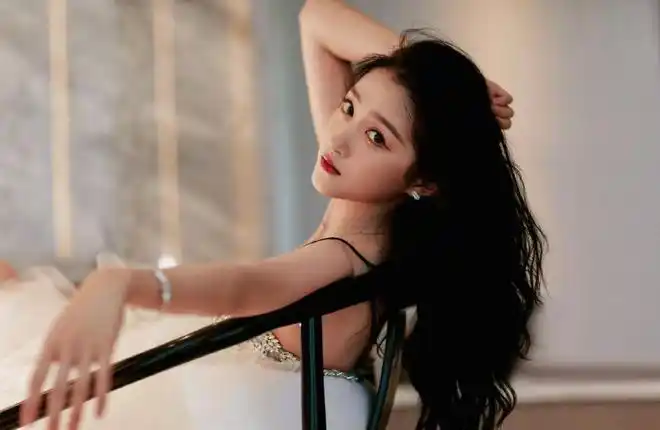 关晓彤活动写真气质优雅