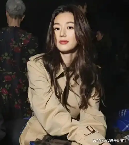 全智贤带儿子游泳被捕获,戴帽子口罩身材高被赞