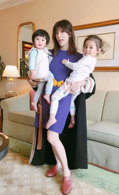 43岁贾静雯瘦到脸皮松弛,一笑起来挤出好几道褶,手暴露真实年纪