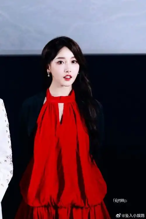 姜贞羽花苞红裙#今天《少年白马醉春风》线下活动姜贞羽一袭红衣真的