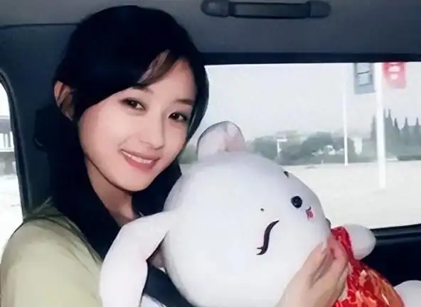 然而,赵丽颖的生日庆祝却呈现出一份别样的真挚,她选择与早年认识的小