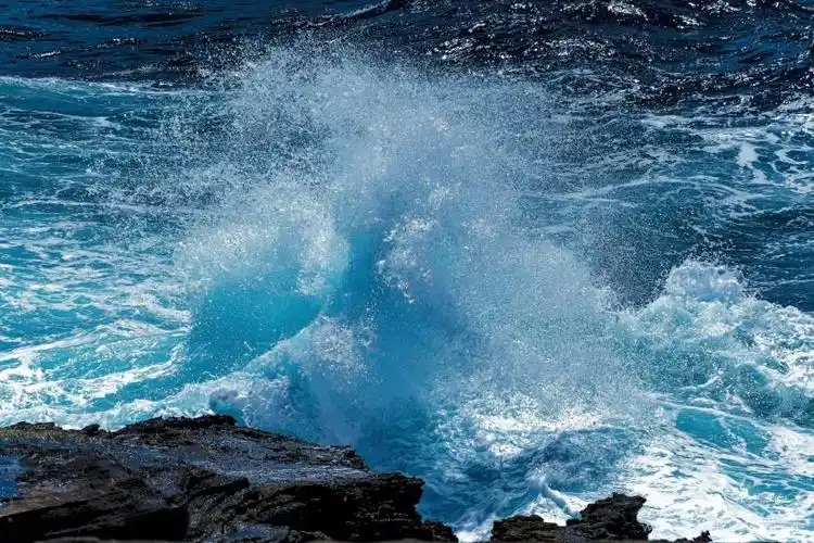 超美拍击岸边礁石的海浪图片大全