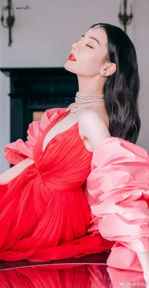 迪丽热巴的内场造型图来了,粉红款深v礼服,不愧是女神范～#迪丽热巴