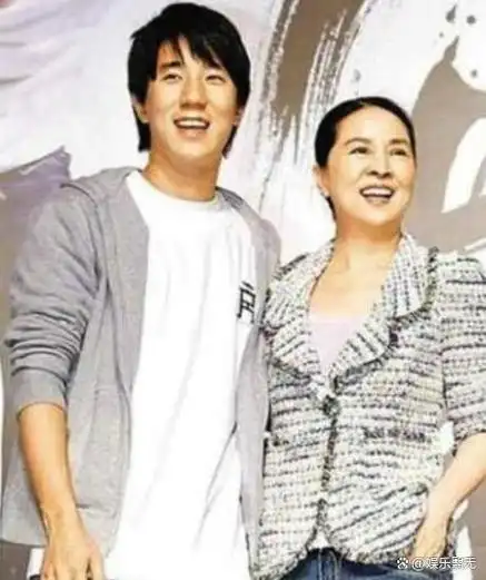 这一次德高望重的成龙被自己的亲人戳破了本性