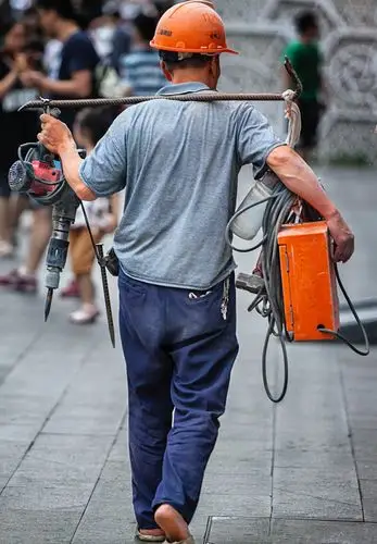 男人肩上的担子