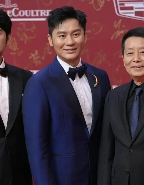 上影节红毯明星群像发哥老当益壮,胡歌抱吴磊,倪妮造型独美|周润发|女