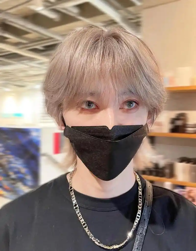 鲻鱼头男士发型超酷狼尾 这样发型会更加的立体,线条感和透析感更强