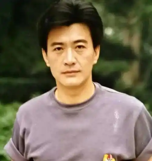 演员周里京:曾红过唐国强,38岁妻子家中被害后,无人问津_傅春英_角色