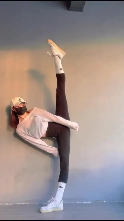 舞蹈生秀基本功,一字马自信又轻松!-度小视