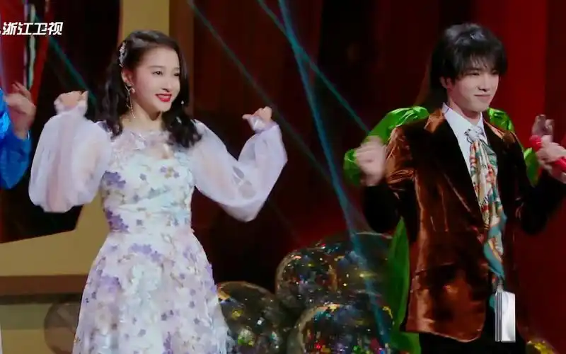 【王牌对王牌6】华晨宇关晓彤唱跳《护花使者》